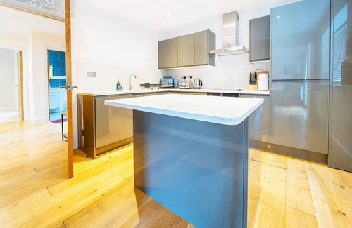 Camberley Apartment | Cozy 2BR in Surrey | Pet-Friendly, Fast Wi-Fi, Netflix