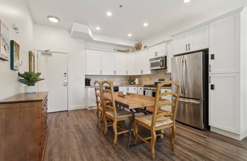 Park City Condo | Cozy 2BR Mason Condo w/Pool – 3 Min to Deer Valley Gondola & East Village Fun!