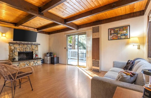 Crestline House | Cozy 2BR Retreat Near Lake Grego with Mountain Views