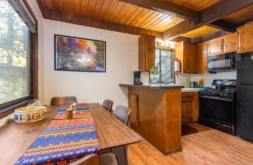 Crestline House | Cozy 2BR Retreat Near Lake Grego with Mountain Views