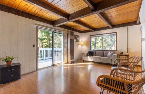 Crestline House | Cozy 2BR Retreat Near Lake Grego with Mountain Views