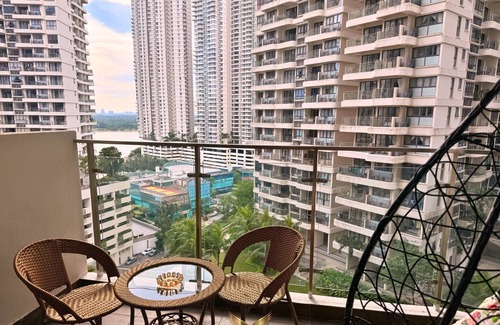 Central District Condo | Cozy 2BR Suite @ Country Garden Danga Bay | Near CIQ WiFi Netflix Seafront