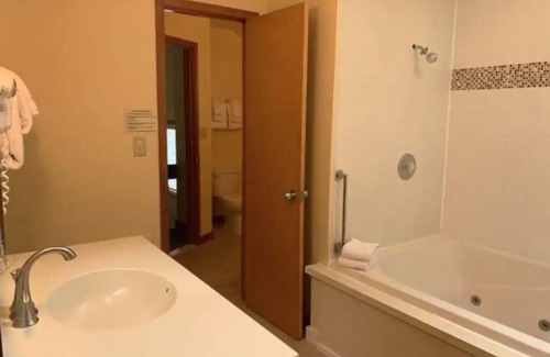 East Stroudsburg Resort | Cozy 2BR Suite in Shawnee Village Resort!