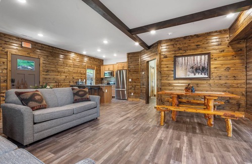 Branson Cabin | Cozy 2BR Tall Timbers Cabin Free Tickets, Resort Pools, Fishing Pond & Discount Golf