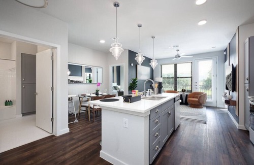 Southtown Apartment | Cozy 2BR w/Gym, Parking Near Rvrwalk & Dome