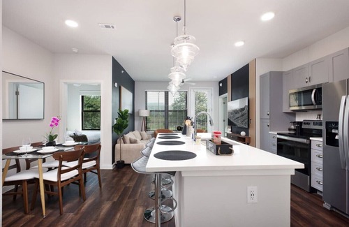 Southtown Apartment | Cozy 2BR w/Gym, Parking Near Rvrwalk & Dome