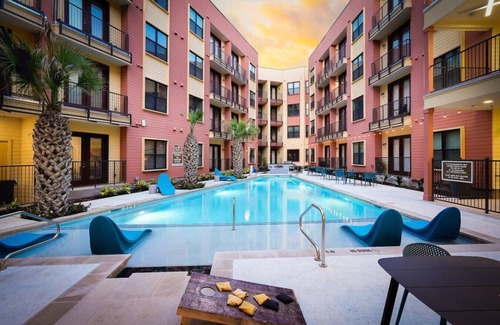 Southtown Apartment | Cozy 2BR w/Gym, Parking Near Rvrwalk & Dome