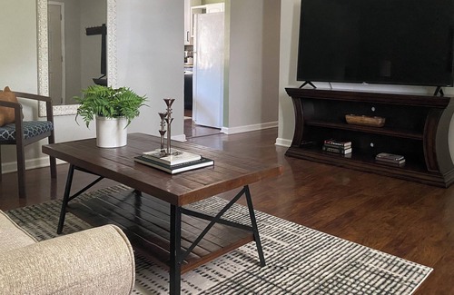 Georgetown House | Cozy 3 BD/1B Fenced yard/Deck close to Hospital/Toyota/Horse Park Pet friendly