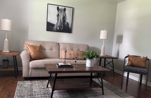 Georgetown House | Cozy 3 BD/1B Fenced yard/Deck close to Hospital/Toyota/Horse Park Pet friendly