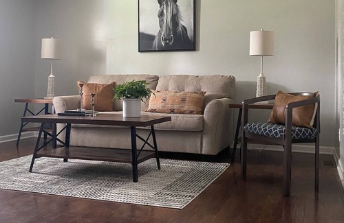 Georgetown House | Cozy 3 BD/1B Fenced yard/Deck close to Hospital/Toyota/Horse Park Pet friendly