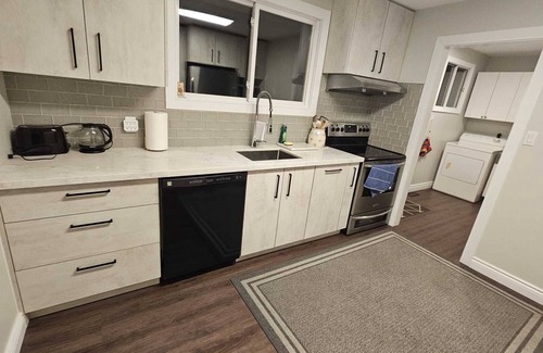 Alcona Cottage | Cozy 3 bdr Cottage with Hot Tub & Sauna - Innisfil