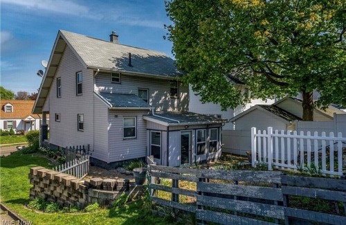 Canton House | Cozy 3 bed 2 bath full home retreat - located .5 miles from the HOFV