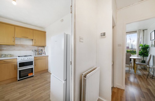 Elephant and Castle Apartment | Cozy 3-Bed Ex-Local Apartment with Balcony