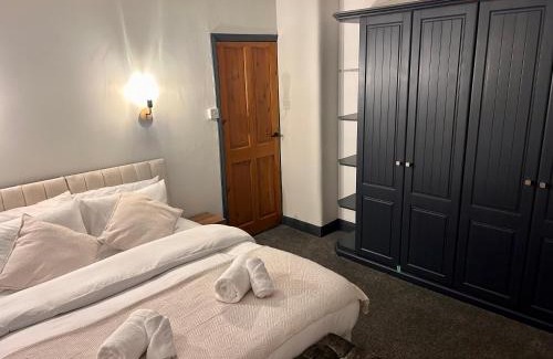 Halifax House | Cozy 3 Bed Home in Halifax with Secure Parking - Long & short stays welcome!
