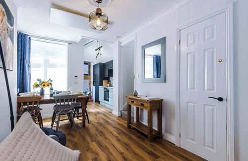 Leek House | Cozy 3-Bed Home, Perfect for Business & Groups!