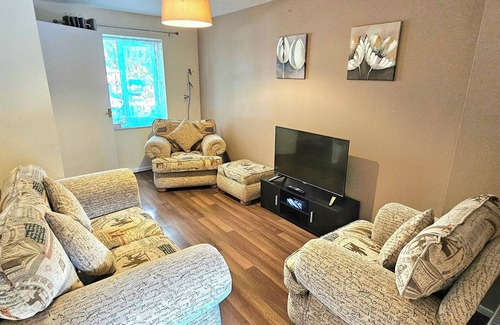 Milton Keynes House | Cozy 3 Bed House in Willen - MILTON KEYNES