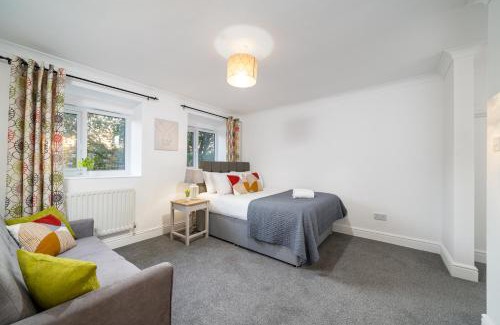 Rochester East Ward House | COZY 3 Bed House With Garden & Parking in Rochester, Kent Mins to Train Station, WiFi