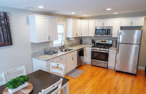 Beverly Apartment | Cozy 3 Bedroom 1.5 Bathroom Apartment