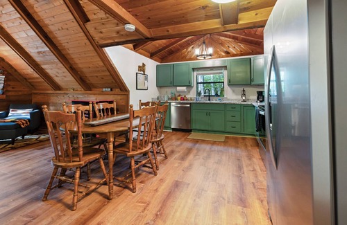 Blairsville Cabin | Cozy 3-bedroom A-frame cabin with fast WiFi, dog friendly, perfect for families