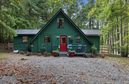 Blairsville Cabin | Cozy 3-bedroom A-frame cabin with fast WiFi, dog friendly, perfect for families