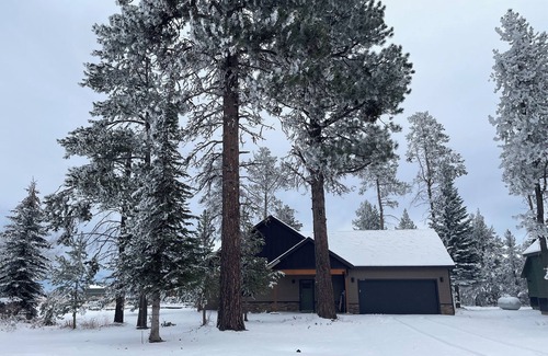 Donnelly Cabin | Cozy 3-bedroom cabin in tranquil Donnelly with WiFi, AC