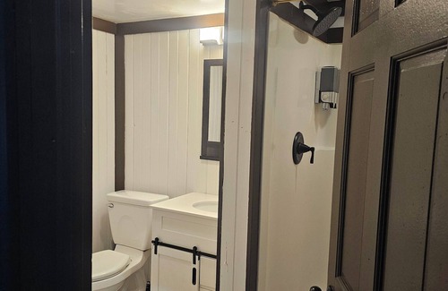 Woodbury Cabin | Cozy 3-bedroom cabin in Woodbury. With Brook and mountain to enjoy.