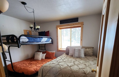 Florissant Cabin | Cozy 3-bedroom cabin in the mountains with a hot tub and wifi