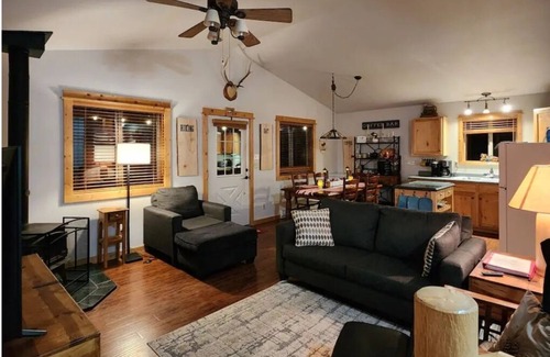Florissant Cabin | Cozy 3-bedroom cabin in the mountains with a hot tub and wifi