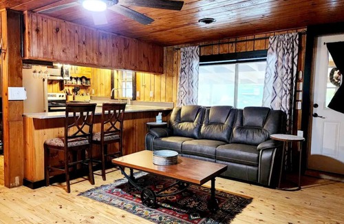 Bristol Cabin | Cozy 3-bedroom cabin with WiFi, AC in charming Bristol