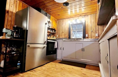 Bristol Cabin | Cozy 3-bedroom cabin with WiFi, AC in charming Bristol