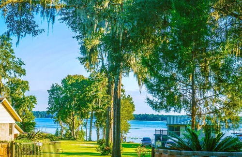 Florahome House | Cozy 3 Bedroom Florida Style Cabin & Property at George’s Lake