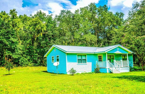 Florahome House | Cozy 3 Bedroom Florida Style Cabin & Property at George’s Lake