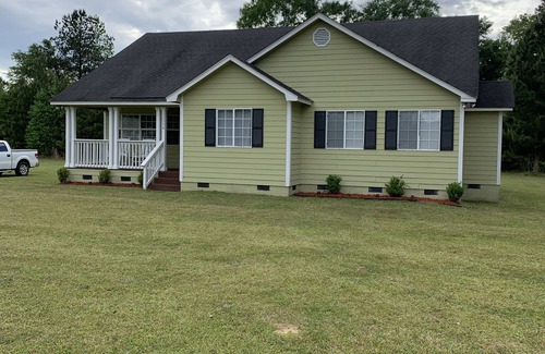 Pineland House | Cozy 3 Bedroom Home, Close to 3 Major Cities
