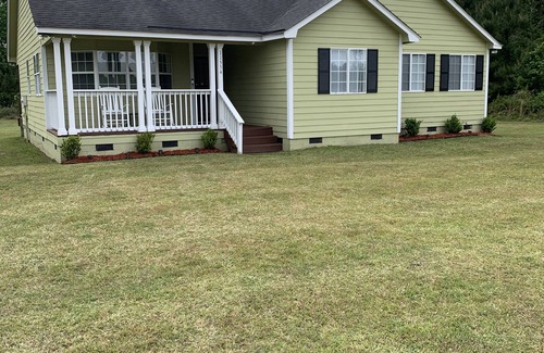 Pineland House | Cozy 3 Bedroom Home, Close to 3 Major Cities