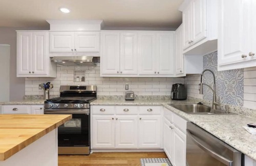 Arena District House | Cozy 3-bedroom home with AC and WiFi mins to Frost Bank CTR, Riverwalk, Alamo