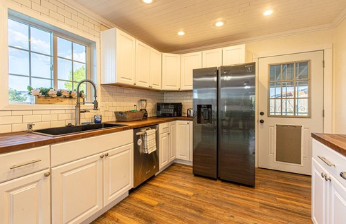Golden Hills House | Cozy 3 Bedroom Home
