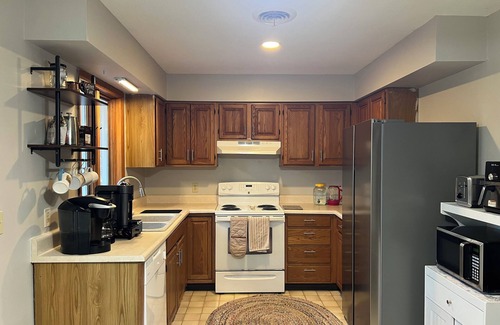 Malta House | Cozy 3-bedroom house with a pool. Close to SPAC, Track and Downtown