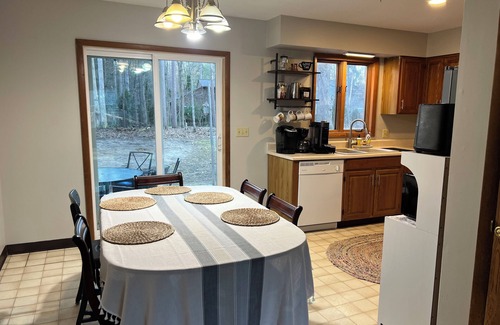 Malta House | Cozy 3-bedroom house with a pool. Close to SPAC, Track and Downtown