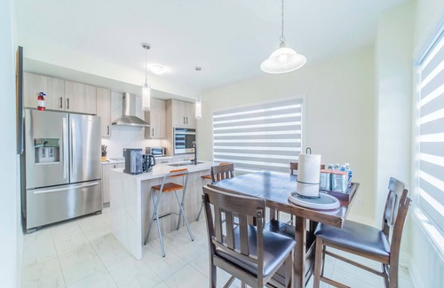 Courtice House | Cozy 3-bedroom house in charming Courtice with AC, WiFi