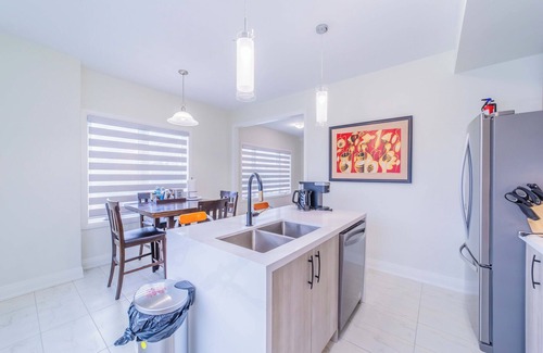 Courtice House | Cozy 3-bedroom house in charming Courtice with AC, WiFi