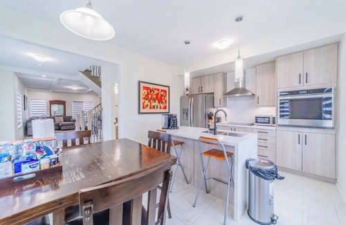 Courtice House | Cozy 3-bedroom house in charming Courtice with AC, WiFi