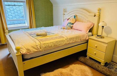 Dunbar Apartment | Cozy 3 bedroom house in Vancouver to stay