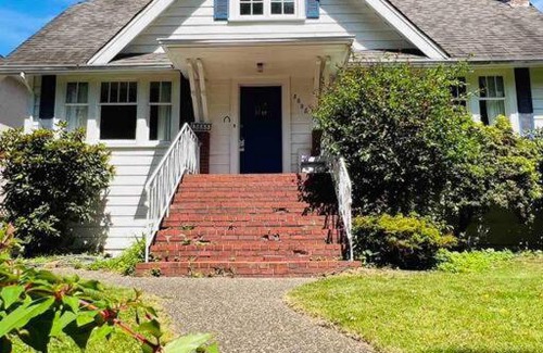 Dunbar Apartment | Cozy 3 bedroom house in Vancouver to stay