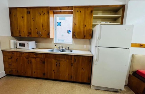 Dunbar Apartment | Cozy 3 bedroom house in Vancouver to stay