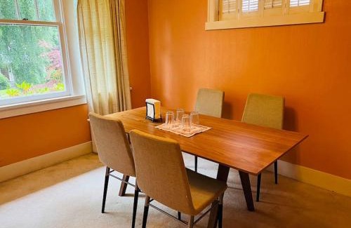 Dunbar Apartment | Cozy 3 bedroom house in Vancouver to stay