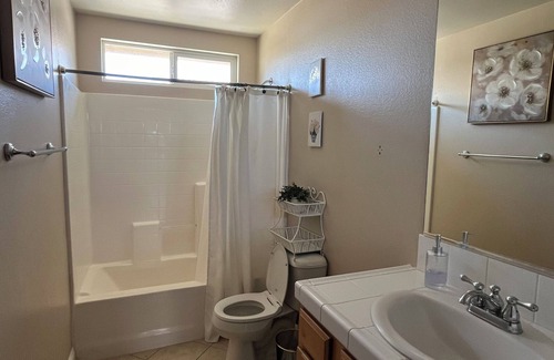 Lancaster House | Cozy 3-bedroom house in tranquil Lancaster with WiFi and AC