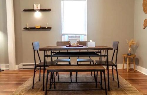 Maiden House | Cozy 3 Bedroom House w/Free Parking, Netflix, & More