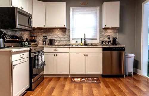 Maiden House | Cozy 3 Bedroom House w/Free Parking, Netflix, & More