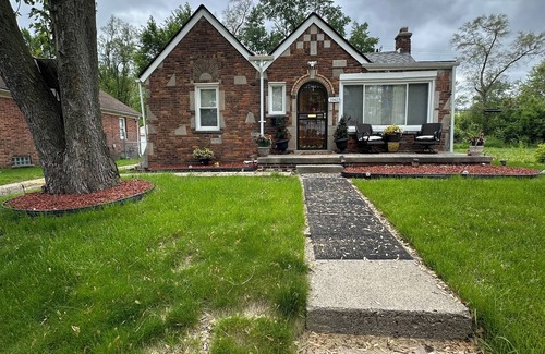 Detroit House | Cozy 3-bedroom house with WiFi, AC in historic Detroit north rosedale park