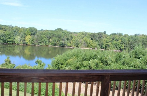 High Point Condo | Cozy 3-bedroom, lakefront condo